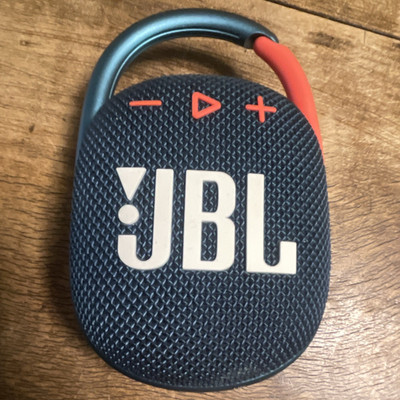 JBL Clip 4 Bluetooth tragbarer Lautsprecher, blau/rot, Clip-on Karabiner