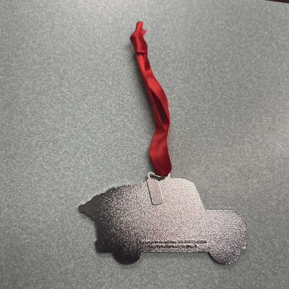 Disney World Mickey's Muy Feliz Navidad Fiesta Ornamento Plutón Rojo Camión 2025 Foto 2 de 3