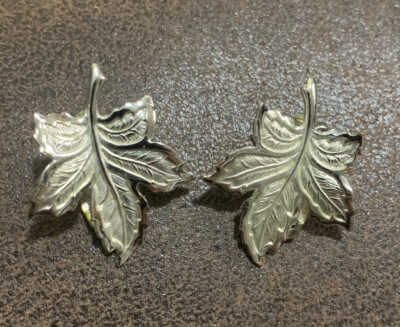 VINTAGE CORO PRETTY SILVERTONE TEXTURED /LEAF Clip On EARRINGS - NICE