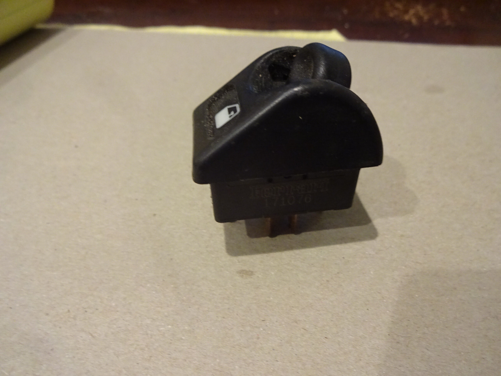 Ferrari 355 5.2 - Doors Unlocking Switch P/N 171076