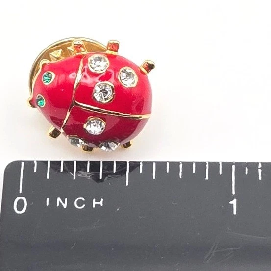Lindo prendedor de solapa Ladybug esmalte estrás tono dorado rojo verde detalles Foto 4 de 4