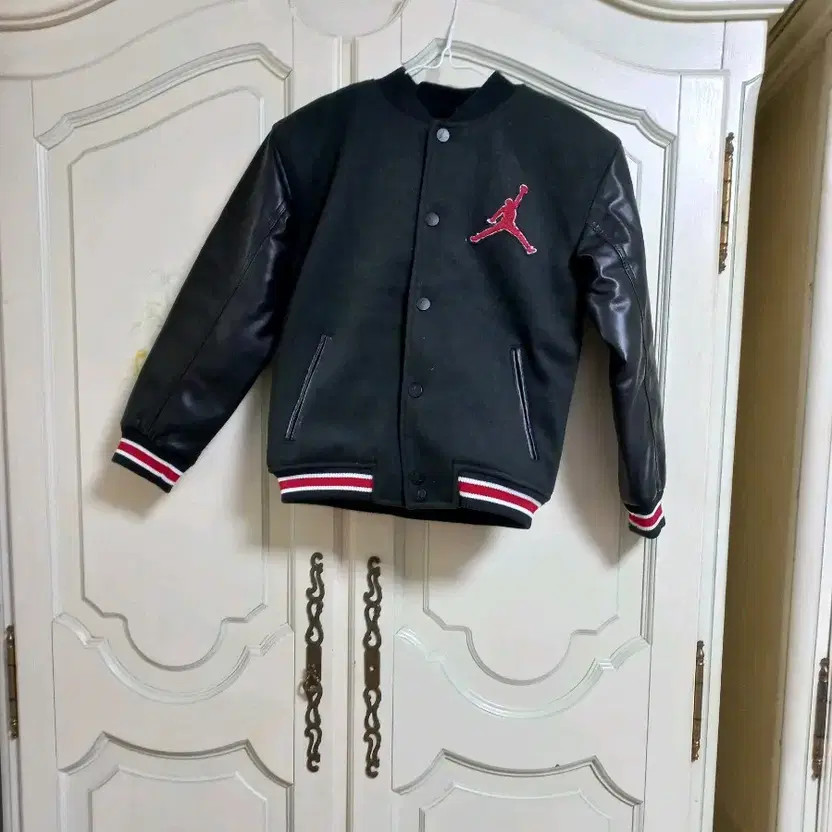 Nike Kids Junior Jordan Varsity Jacket, M Size, 132-147cm thumbnail 2