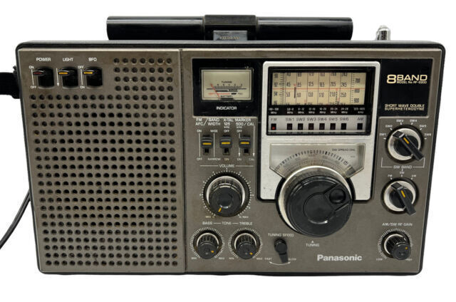 Classic Panasonic RF-2200 AM FM Shortwave Portable Radio Review