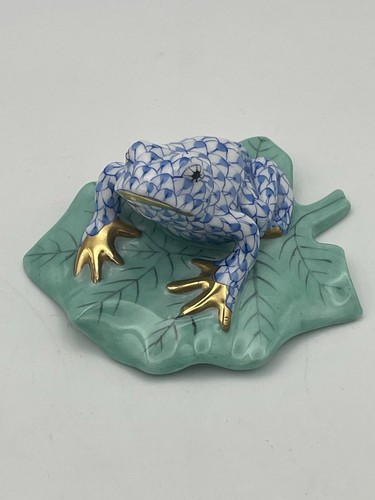 Herend Hungary Hand Painted Porcelain Frog Blue Fishnet On Green Lily Pad #5355 - Picture 3 of 17