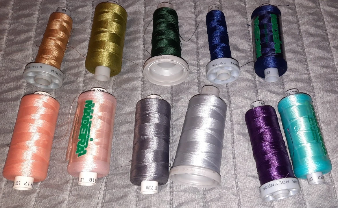Lot De 40 Bobines De Fil à Broder Isacord 100% Polyester – N°27 – 600 Yards Pièce – Neuf