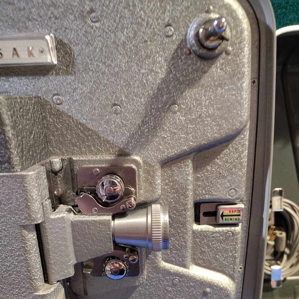 Proyector carrete a carrete Wollensak modelo 715 8 mm con estuche original y accesorios Foto 4 de 4