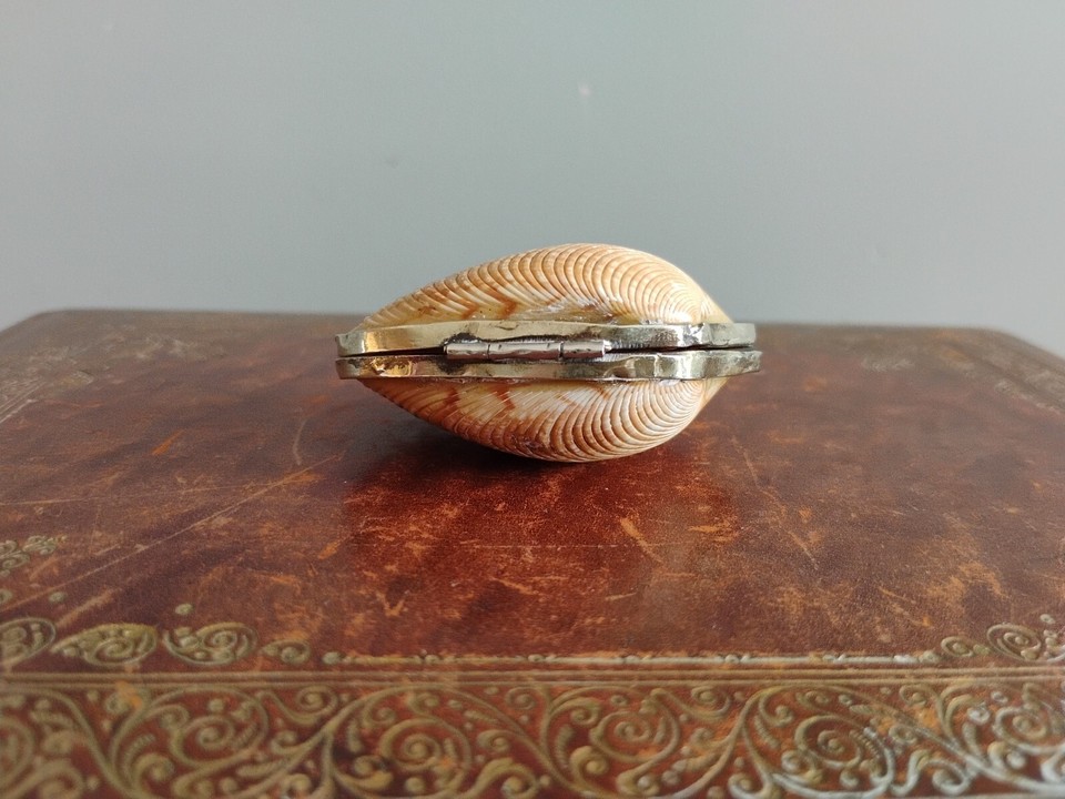 Vintage Clam Shell Purse Trinket Box Necklace Pendant Silver Metal