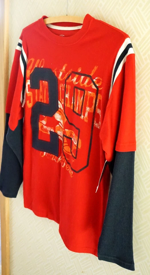 CAMISA DE ALGODÓN EN CAPAS ROJA/AZUL MARINO NUEVA CON ETIQUETAS FADED GLORY STATE CHAMPS PARA NIÑOS TALLA XL 14/16 Foto 2 de 4