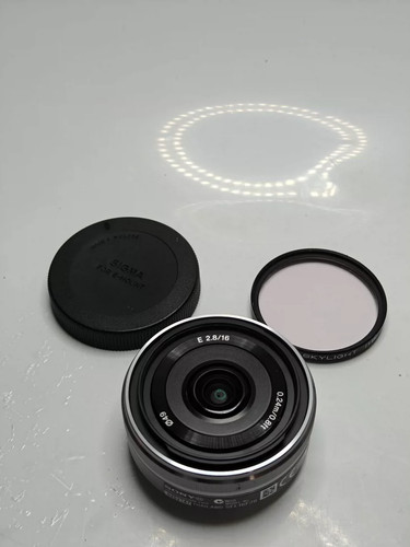 SONY SEL 16mm f2.8 Pancake E Mount Lens - Sliver - Picture 8 of 8