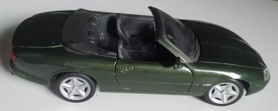 AUTOMOBILE JAGUAR XK8 MAISTO SCALA 1/24 - Immagine 2 di 4