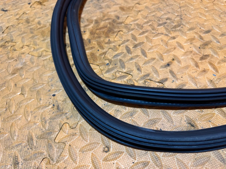 09-17 AUDI Q5 8R FRONT LEFT DRIVER DOOR ON BODY WEATHERSTRIP SEAL RUBBER OEM - Image 3 of 4