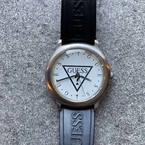 Vintage Guess Herrenuhr 36mm silberfarbenes Gehäuse weißes Zifferblatt schwarzes Harzband B-M