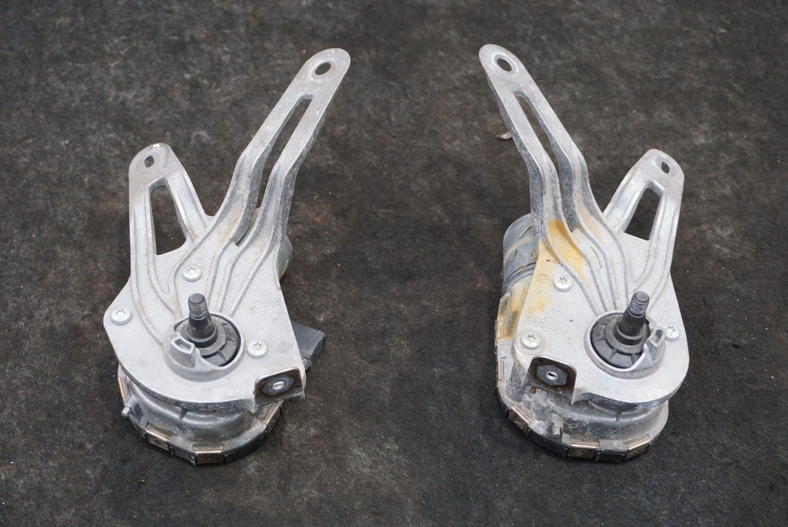 Set Left & Right Windshield Wiper Motor 61617310791 61617310792 