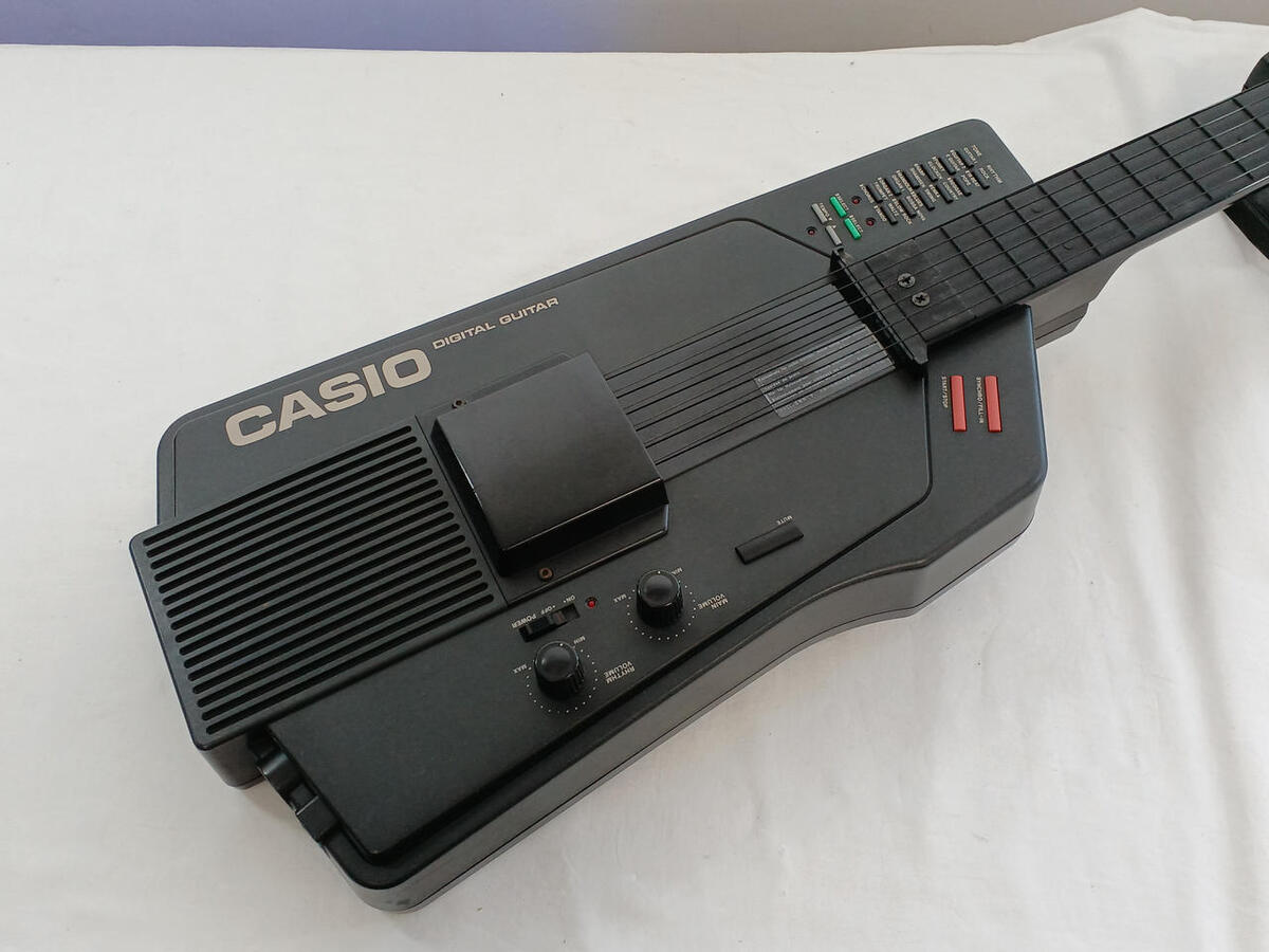 CASIO DG-1 Digital Guitar Synthesizer, Electric Guitar CASIO DG-1 Digital Guitar Synthesizer, Electric Guitar