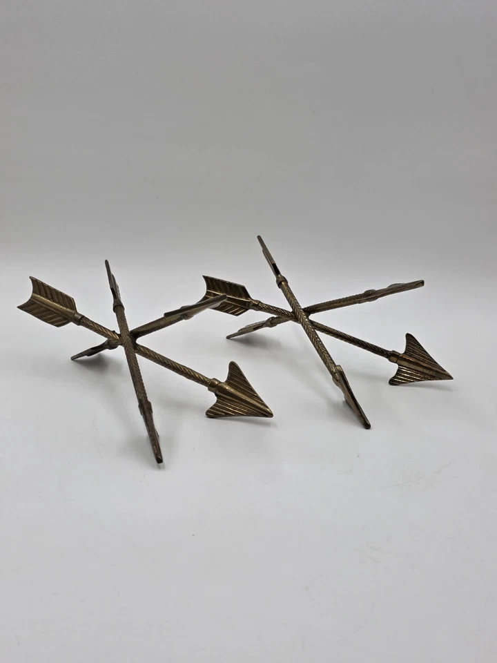 Par de sujetalibros vintage de metal rústico 3 flechas tono dorado. Foto 4 de 4