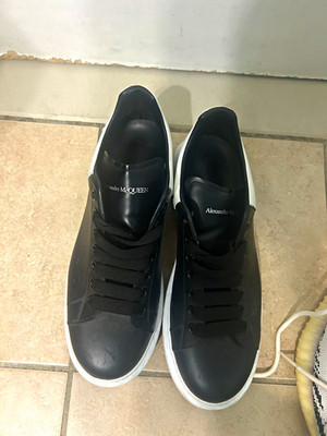 Alexander McQueen Men's Derby Flat Black/White Low-Top Lace-Up Sneakers
