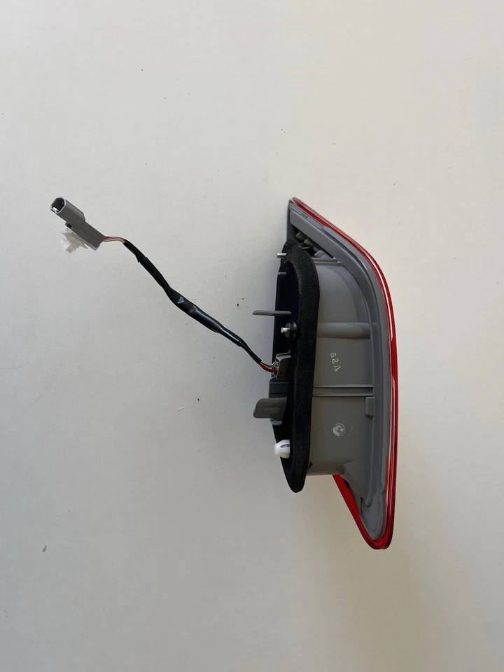 Luz trasera pequeña derecha híbrida Toyota Camry 2009 OEM - sección maletero Foto 3 de 4