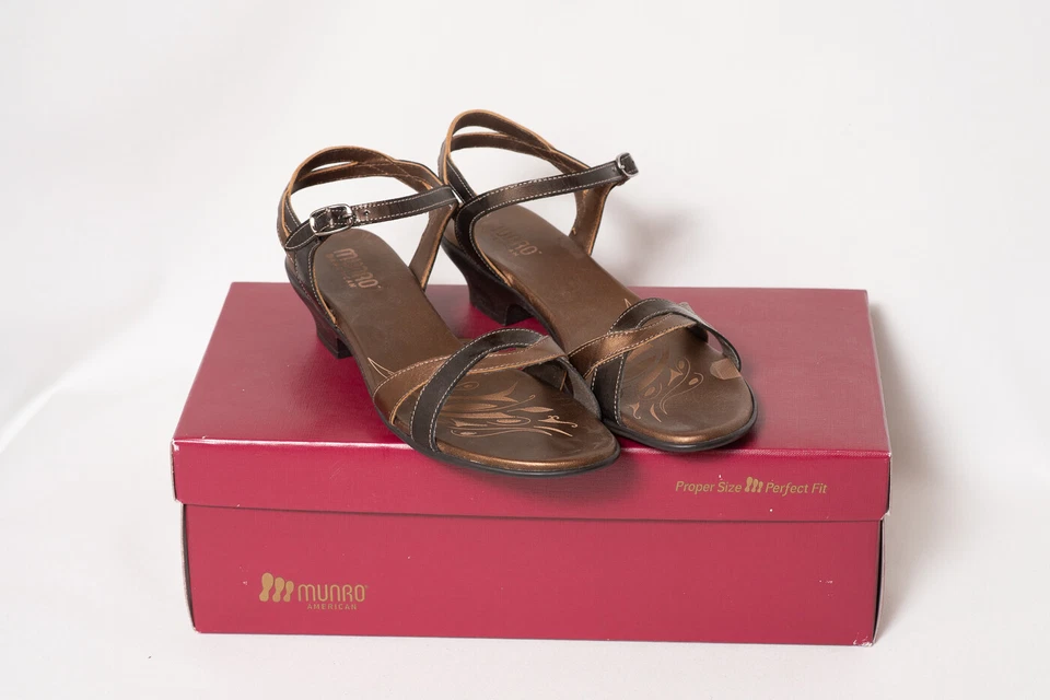 Sandalia Munro American Snake Piel Metálica Taupe Tirantes Tacón Bajo Marrón 8 Foto 2 de 4