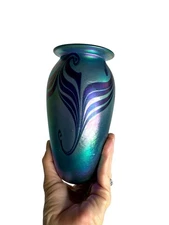 Signed Robert Eickholt Blue Aurene Iridescent Pulled Feather Vase