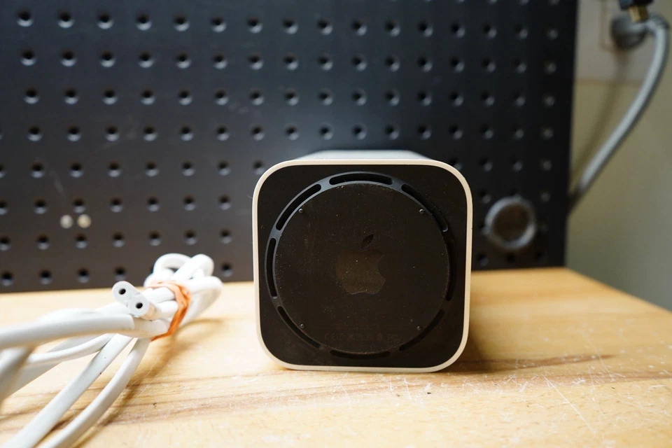 (E) Apple A1470 EMC2635 Airport Extreme 5th Generatin Time Capsule 2TB w Cable - Image 4 of 4