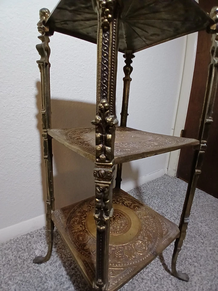 Antigua mesa auxiliar eduardiana de latón de 3 niveles... Hermoso diseño Foto 3 de 4