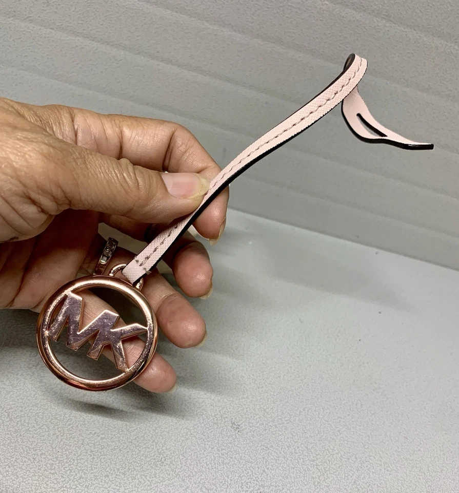 Cuerda de cuero rosa rubor MICHAEL KORS con dije de bolso con logotipo MK DORADO ROSA ~ MUY BUENO Foto 3 de 4