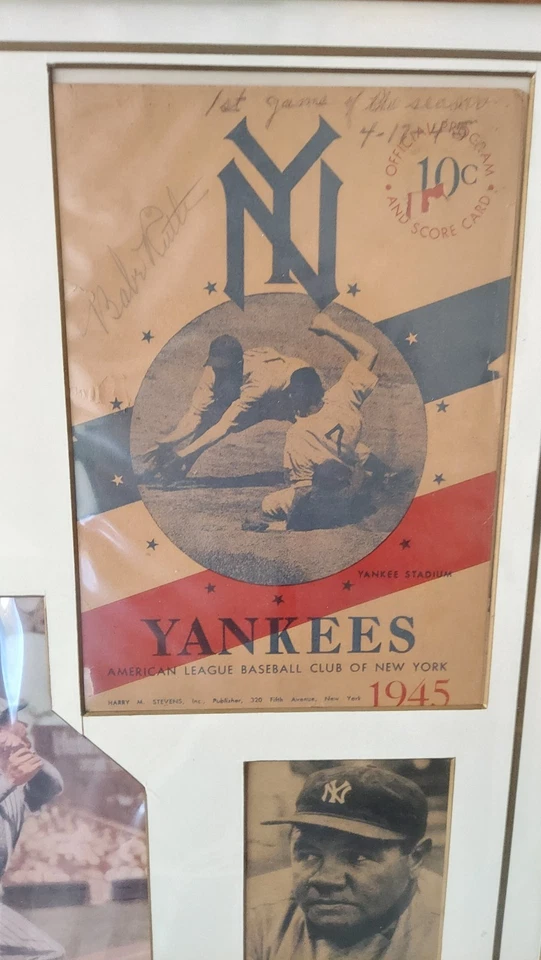 Placa del Programa de los Yankees Firmada por Babe Ruth - 18x24 - 17/04/1945 - Certificado JSA Foto 3 de 4