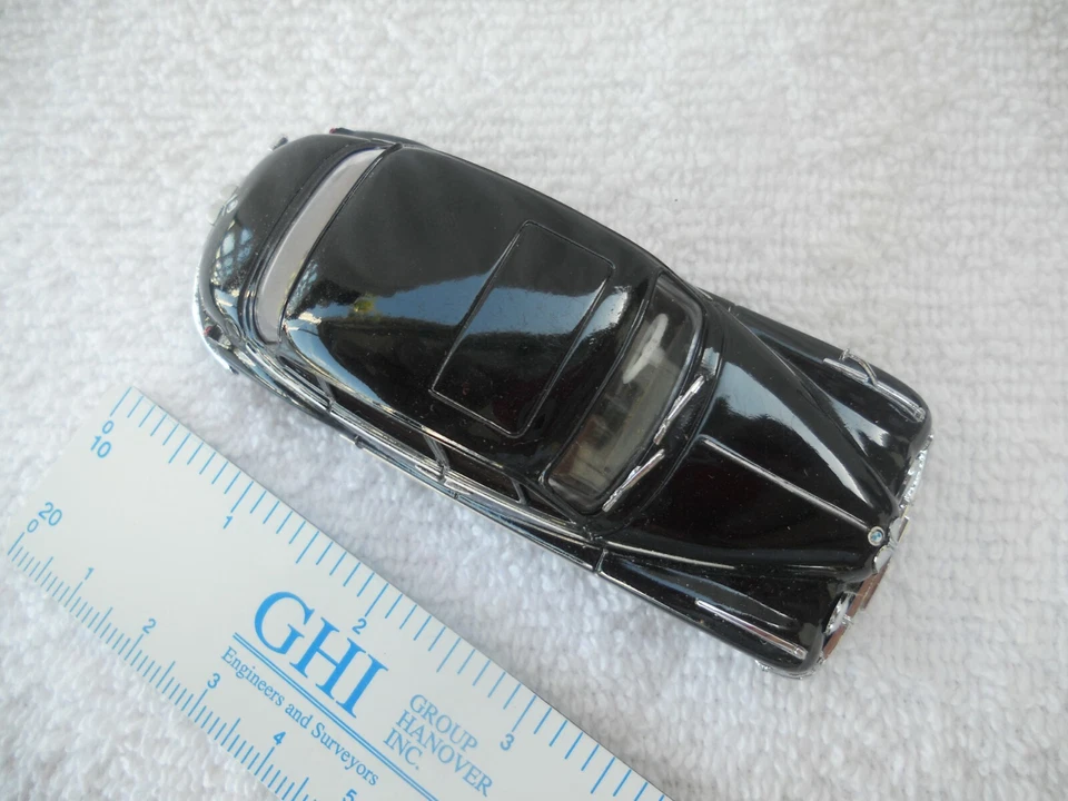宝马 502 玩具车 4 门轿车,1954 - 61,1: 43 米尼克经典系列,黑色 — 第 3/4 张图片