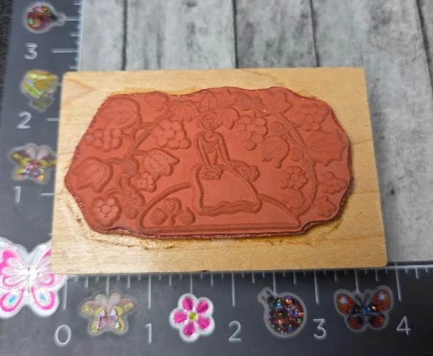 PSX Designs Женщина Сидящая Под Листьями Ягоды 1988 Резиновый Штамп Дерево #N53 - Изображение 2 из 3