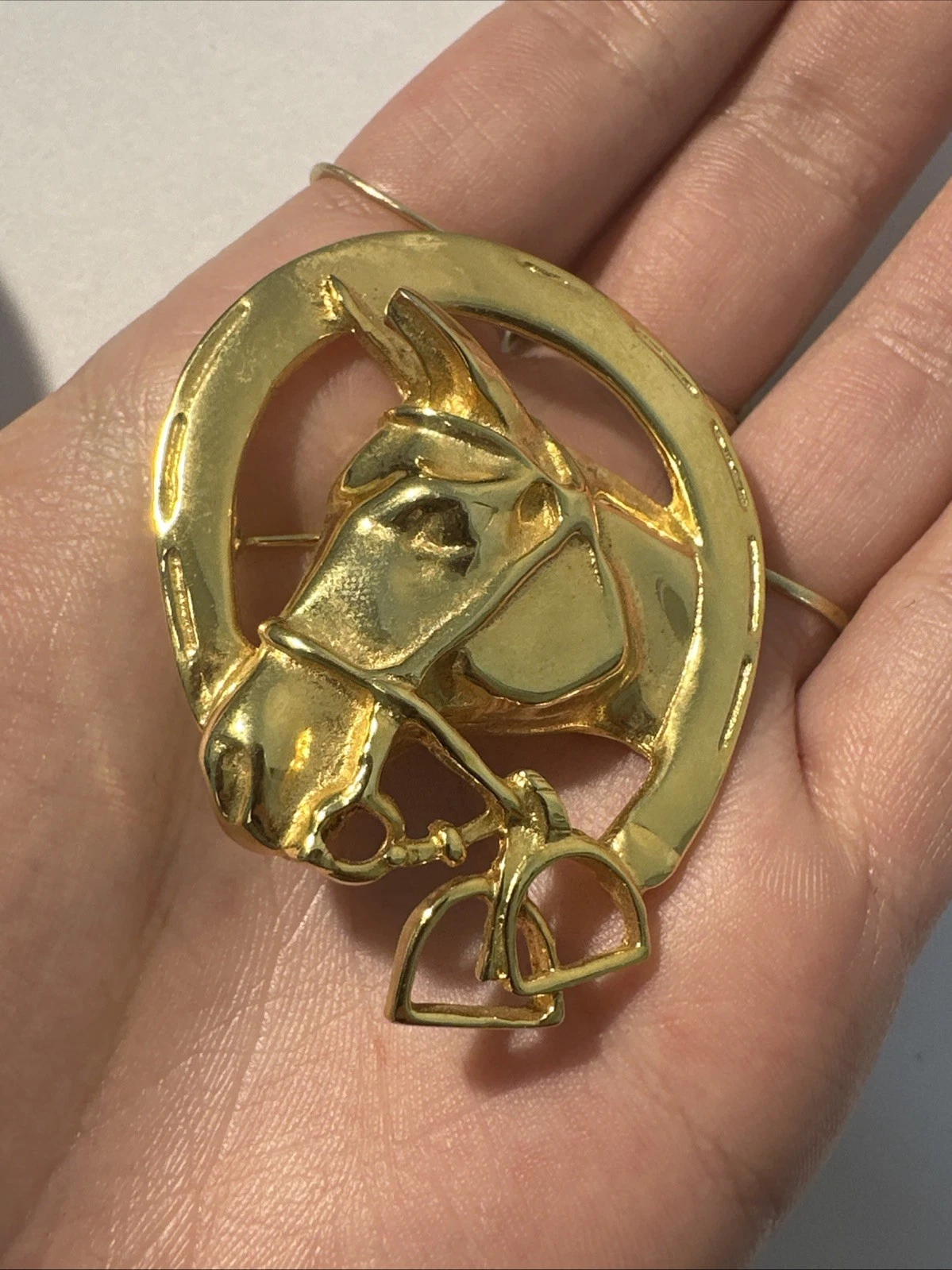 Broche Tête De Cheval Avec Fer À Cheval Et Étrier, Doré Bijoux Fantaisie