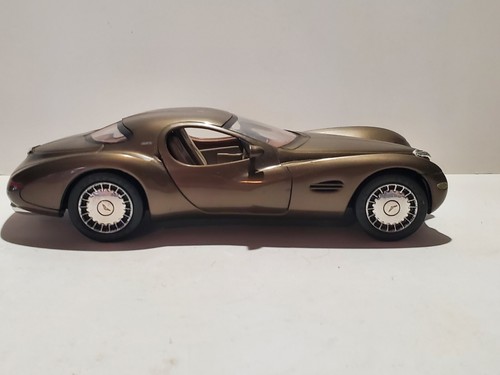 Lindberg 1997 Chrysler Atlantic Built Plastic Dealer Promo Model 1:25 Car 72817 - Picture 4 of 6