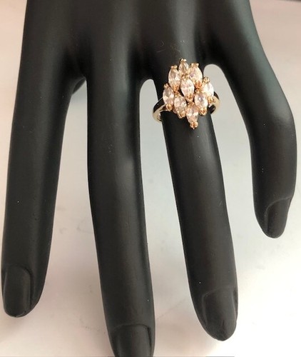 Ring 10 Karat Gelbgold weiße Saphir Steine. - Bild 1 von 10