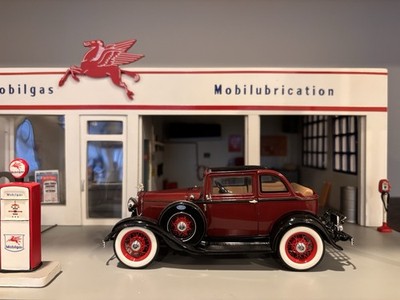 FRANKLIN MINT BONNIE & CLYDE 1932 CONVERTIBLE SEDAN 1:24, COMPLETE W/NEWS ITEMS