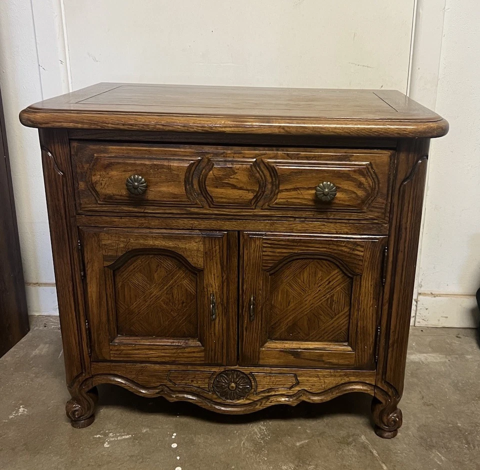 Mesita de noche provincial tallada francesa Thomasville Foto 2 de 4