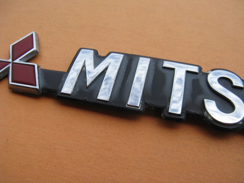 92 93 94 95 96 MITSUBISHI EXPO LRV EMBLEMA TRASERO LOGOTIPO INSIGNIA SIGNO SÍMBOLO FABRICANTE DE EQUIPOS ORIGINALES A46603 Foto 3 de 4