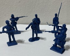 Vintage Plastic Toy Soldiers Mixed LOT Of 7 Style Vary See Pics