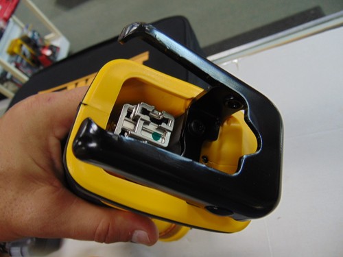 DeWALT DCS387B 20V MAX Li-Ion 2.0 Ah Compact Reciprocating Saw Kit - Picture 6 of 7