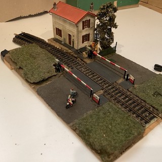 Diorama train miniature HO passage à niveau barrières gare