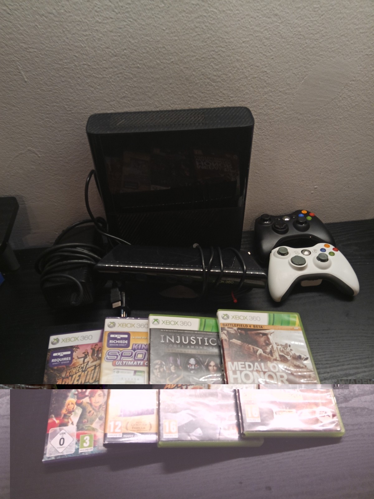 Microsoft Xbox 360 nera con Kinect, 2 controller e giochi Injustice/Medal/Kinect