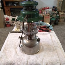 Vintage Coleman 242C Latarnia z pojedynczym płaszczem Datowana na 8-3 słońce nocy