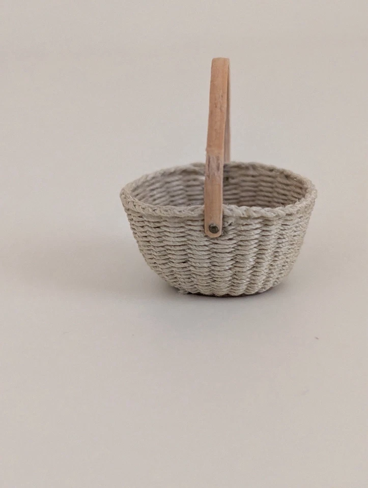 Carol Hardy Handwoven Basket w/ Handle Vintage IGMA Artisan Dollhouse Miniature - Image 3 of 4