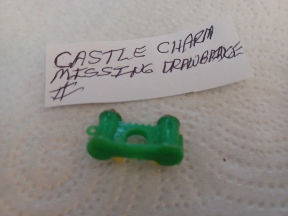 VINTAGE SUPER RARE GUMBALL/VENDING CASTLE CHARM/TOY (MISSING DRAWBRIDGE) - Image 2 of 3