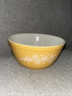 New ListingVintage Pyrex "Butterfly Gold " #402, 1.5 Quart Mixing / Nesting Bowl