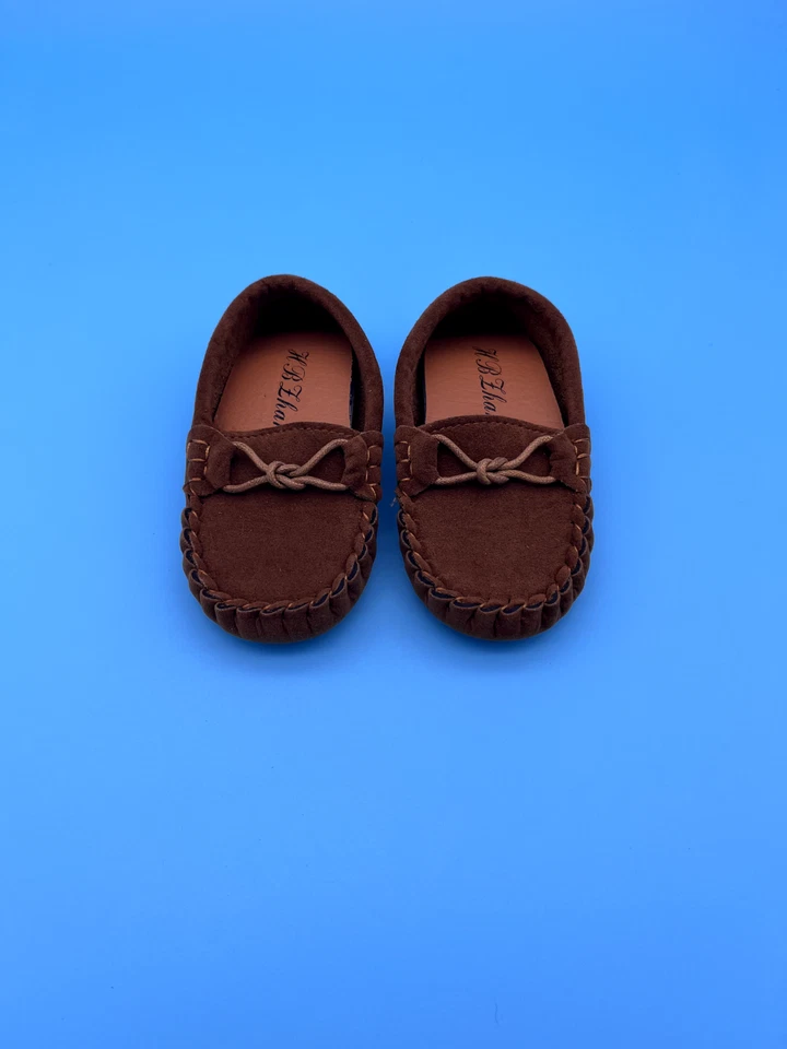 Mocassins para bebês HB Zhang – 2x pares (tamanhos 24 e 25) camurça marrom com sola de borracha - Imagem 2 de 4