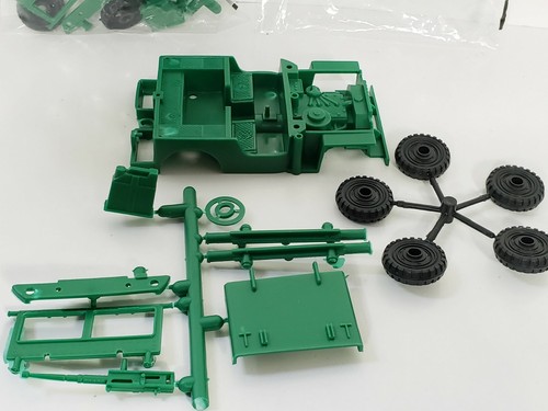 Classic Toy Soldiers WWll Plastic Jeep Type Vehicles lot of 2 Models - Picture 2 of 7