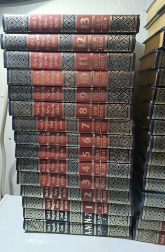 Funk & Wagnalls Encyclopedia set 1-29 + Dictionary - Picture 2 of 10