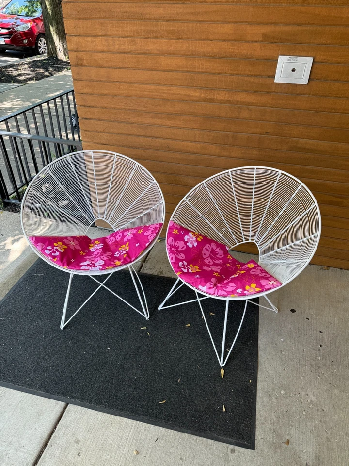 Mid Century Modern pair of Acapulco style chairs in white with Miami cushion - Image 2 of 3