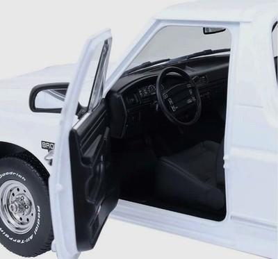 GREENLIGHT 1993 FORD Bronco XLT White 1/18 GREEN19086 for sale