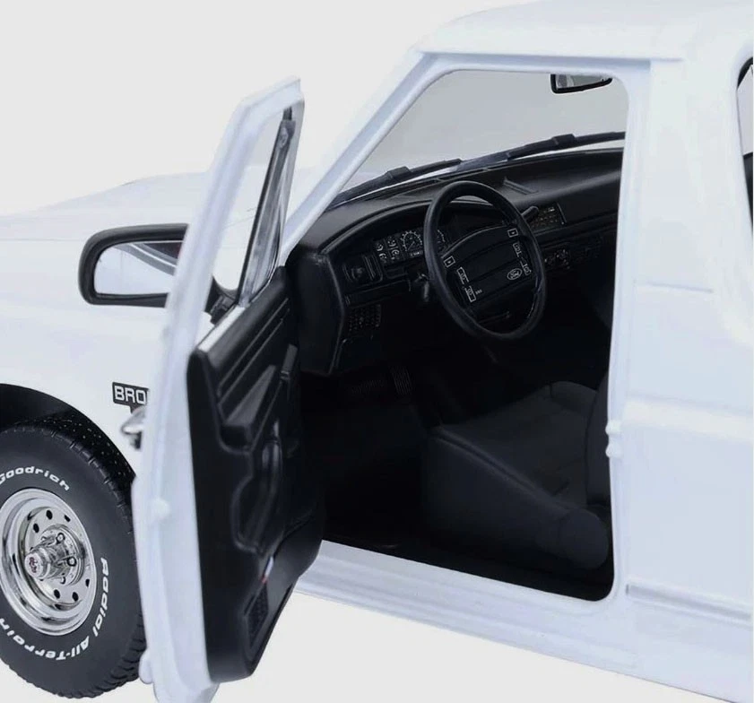 GREENLIGHT 19086 1:18 1993 FORD BRONCO XLT (OXFORD WHITE) - Image 4 of 4