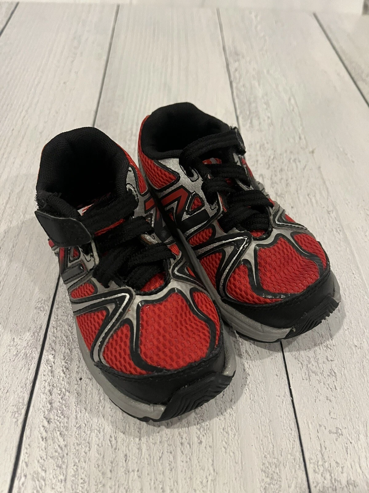 New Balance 697 sneakers per bambini taglia 8 rosso unisex nero argento gancio e occhio